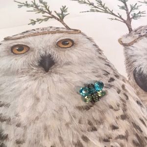 ♥️SOLD♥️BEE BROOCH, turquoise & green cuts, silver back